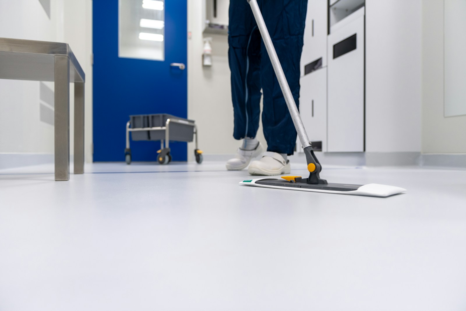 a person standing on a treadmill Cleaner